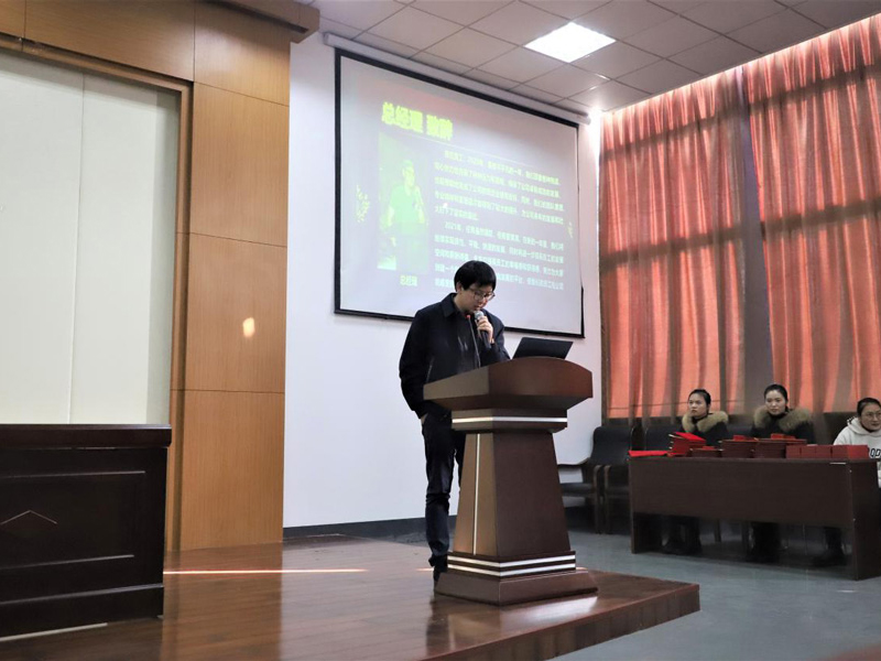 回首過(guò)去 風(fēng)雨同舟 披荊斬棘 展望未來(lái) 昂首闊步 開(kāi)拓創(chuàng)新